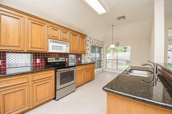 Building Photo - 3903 Vinecrest Dr