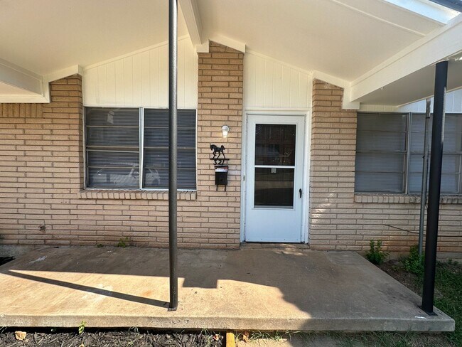 Building Photo - 3 bed 1.5 bath 1 car garage
