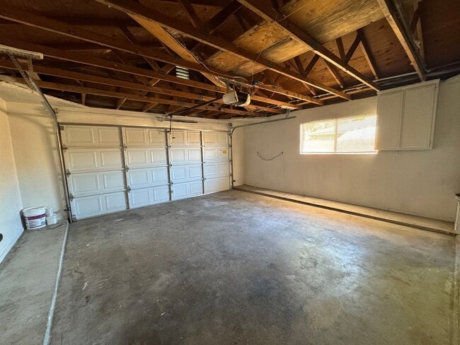 Building Photo - Spacious SW Bakersfield home!