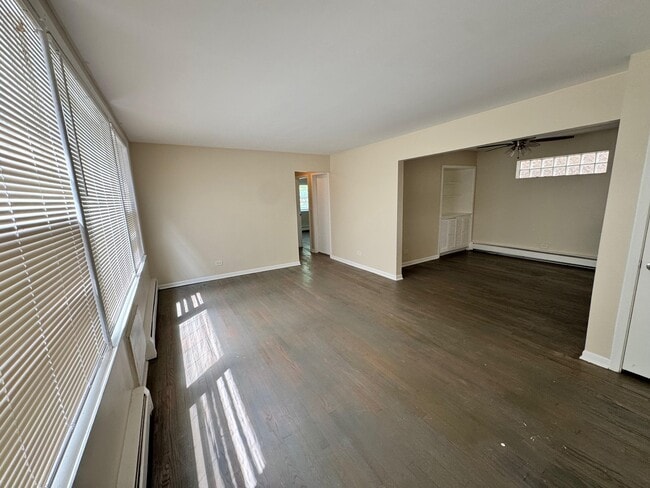 Building Photo - 6235 N Mozart St