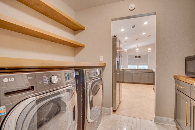 Building Photo - Spacious 4-Bedroom Home in Milton Near I-1...