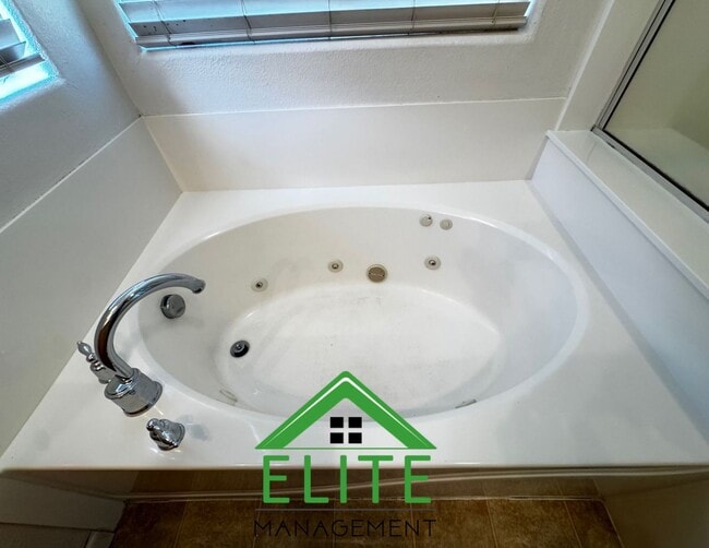 Building Photo - Beautiful 4 Bedroom, 2 Bath Single-Story H...