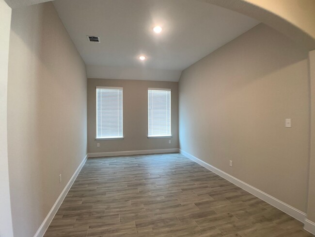 Building Photo - 4 Bedroom in Gruene Field / 1 Mile to Grue...