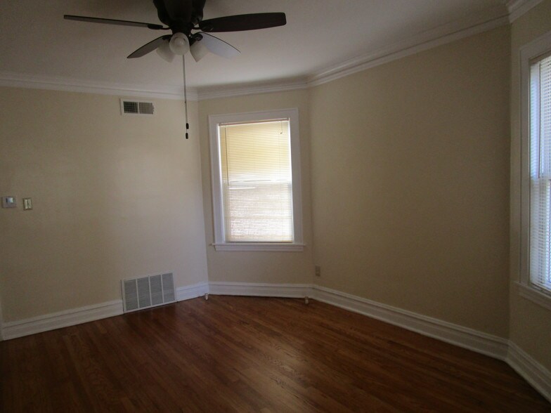 Building Photo - 3346 N Springfield Ave