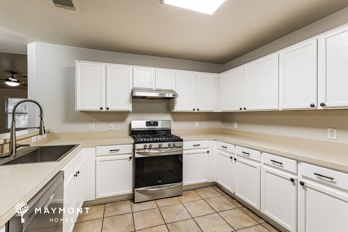 Building Photo - 15811 Borwick Ln