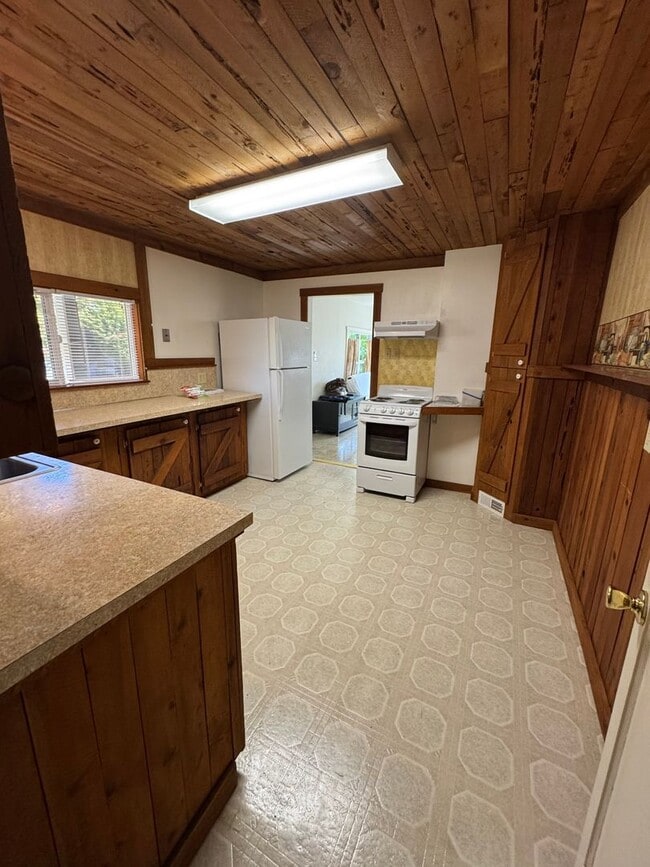 Building Photo - 3 Bedroom SE Roseburg home