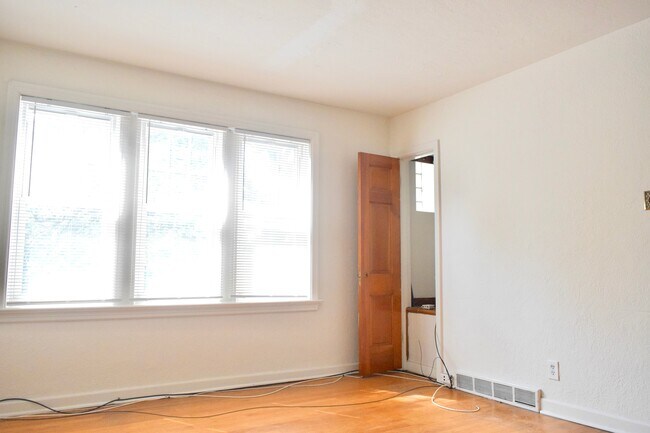Photos of a similar apartment located in the building! - 6231 Eichelberger St