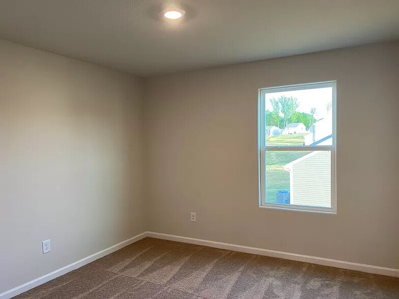 Building Photo - Room in Single Family Home on Fallen Tree Dr