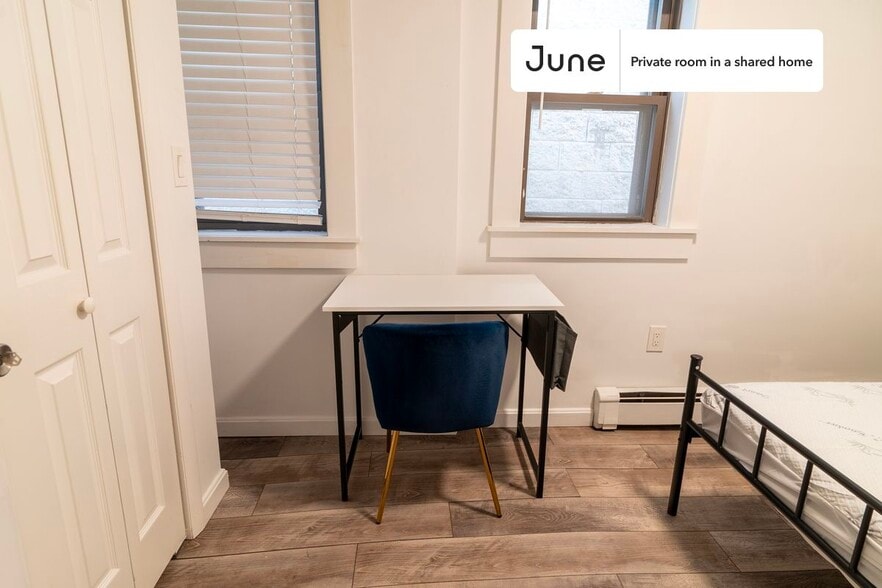 Building Photo - Room in Shared 5 bed/2 bath home in South Boston