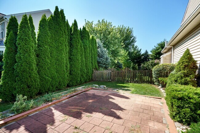 Building Photo - 2233 Oakbrook Blvd
