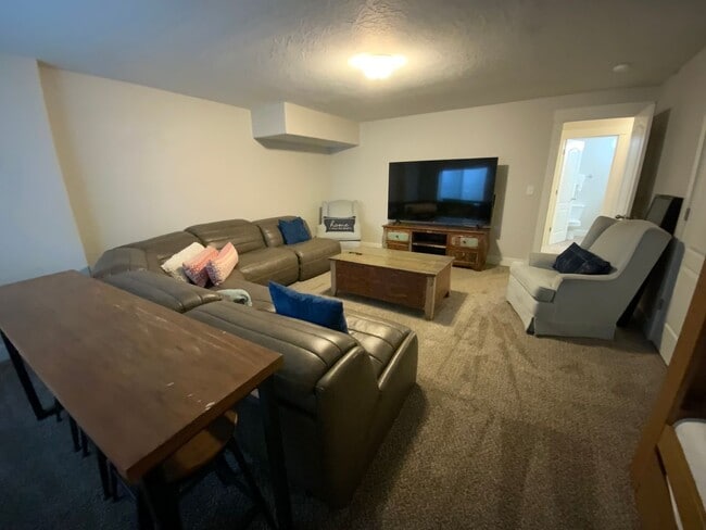 Building Photo - Fully Furnished Townhouse with Lake Views