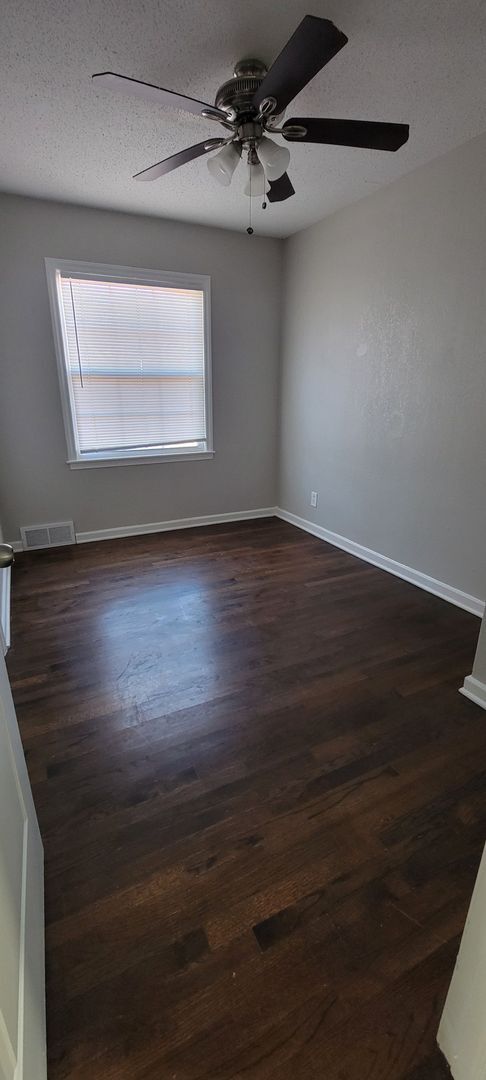 Building Photo - Beautiful Blue 3 Bed 1 Bath Home