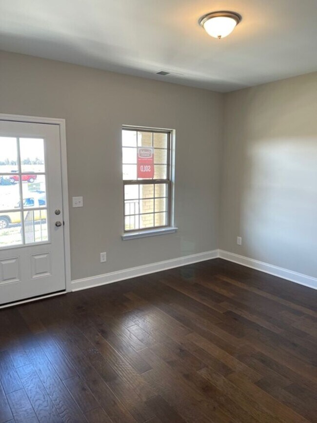 Building Photo - 3 Bedroom Townhome w/ 2 Car Garage