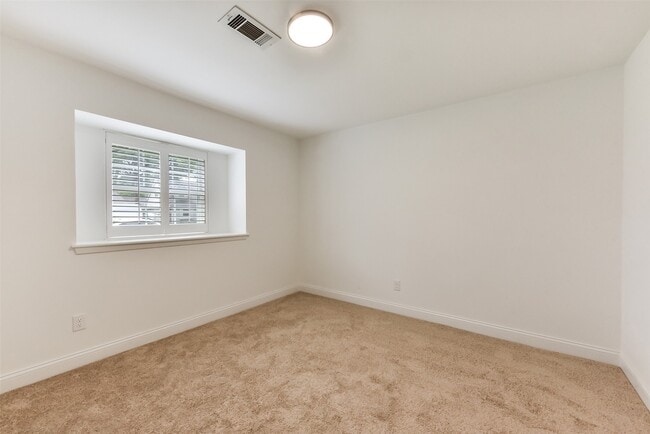 Building Photo - 5946 Valkeith Dr