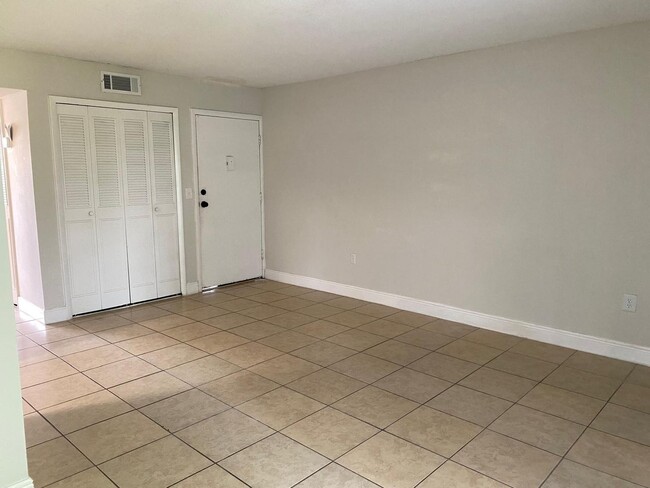 Building Photo - Apartament For Rent 1 bed / 1 bath