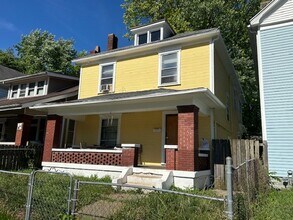 Building Photo - Great 4 bed 1.5 bath with detached garage ...