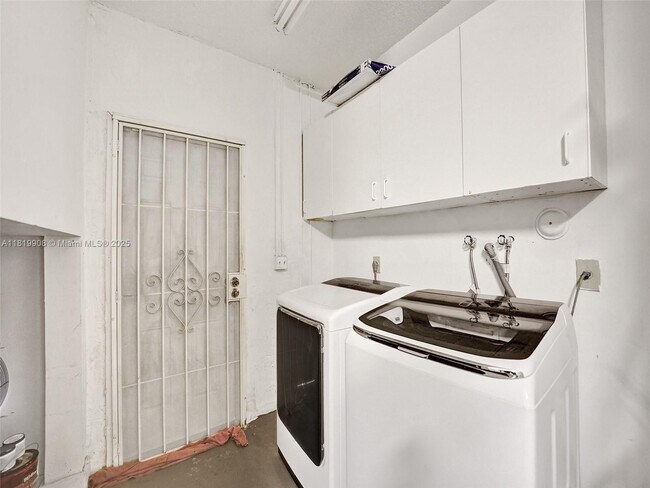 Building Photo - 17954 SW 10th Ct