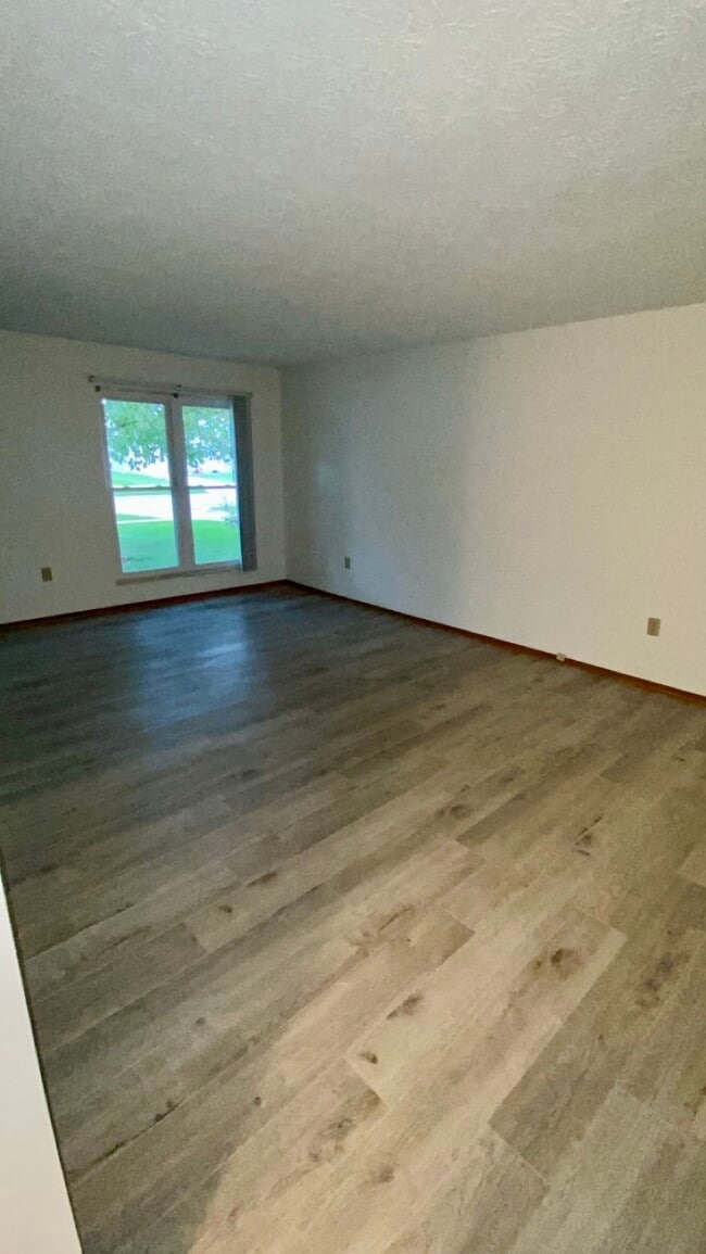 Building Photo - 525 Rosehill Dr