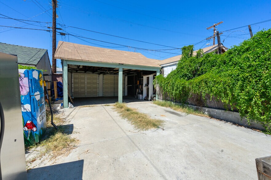 Tandem parking (2 spots per unit) - 207 E Avenue 31