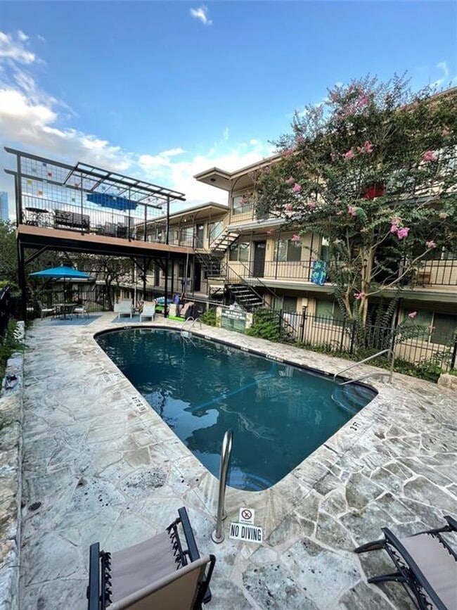 Building Photo - 1bed/1bath condo in 78704