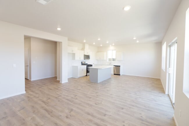 Building Photo - Now Leasing in Bend – 4/2.5 New Constructi...