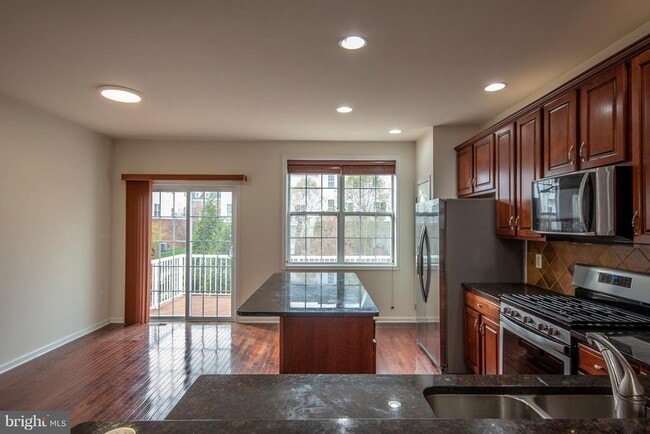 Building Photo - 23119 Sunbury St