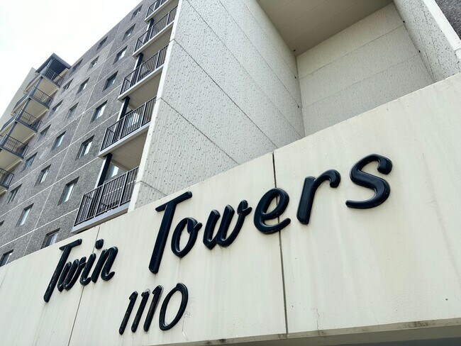 Building Photo - 2 Bedroom Downtown Condo - Available May 1st