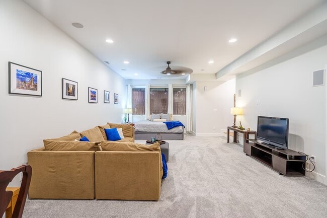 Building Photo - 930 Elm St