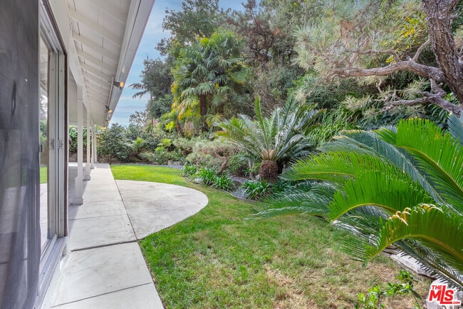 Building Photo - 1129 Roscomare Rd