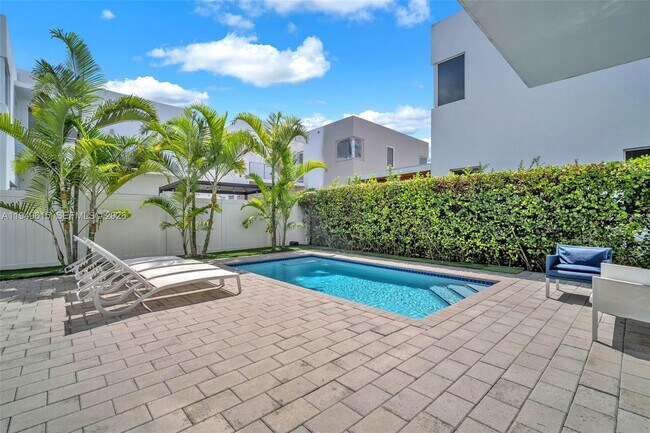 Building Photo - 7457 NW 101 Ave