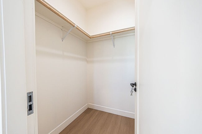Building Photo - Modern 3-Bedroom in Prime Location | One M...