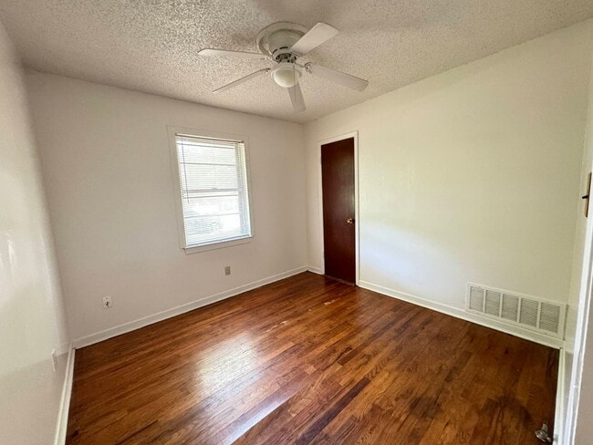 Building Photo - 212 W Robin Ln