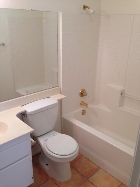 Building Photo - 3 BEDROOM, 2 BATHROOM CLOSE TO SCHOOLS!