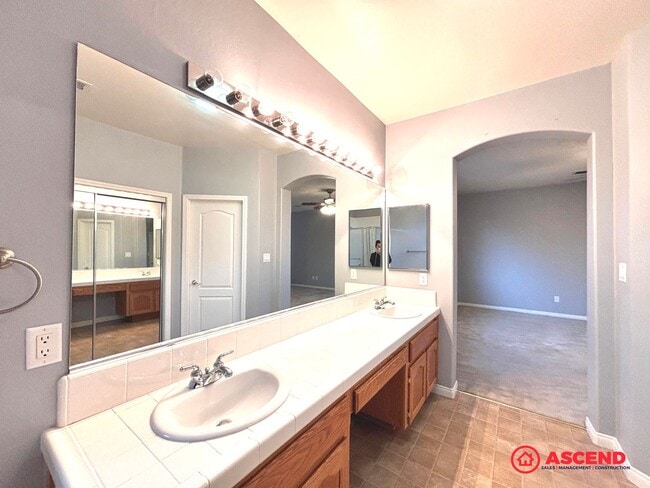 Building Photo - Lovely 5 Bedroom Home In River Oaks Area!