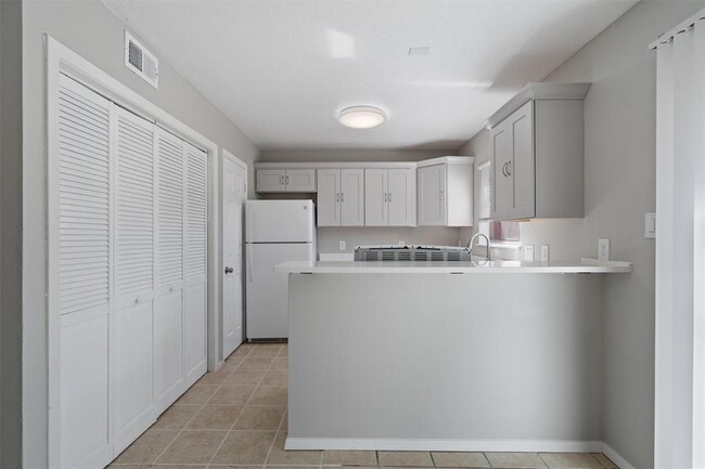 Building Photo - 5800 Belmoor Dr