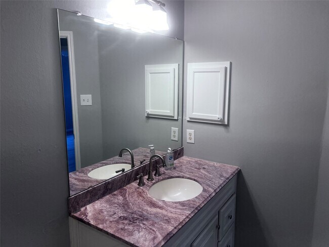 Building Photo - 1810 Village Ct Ln