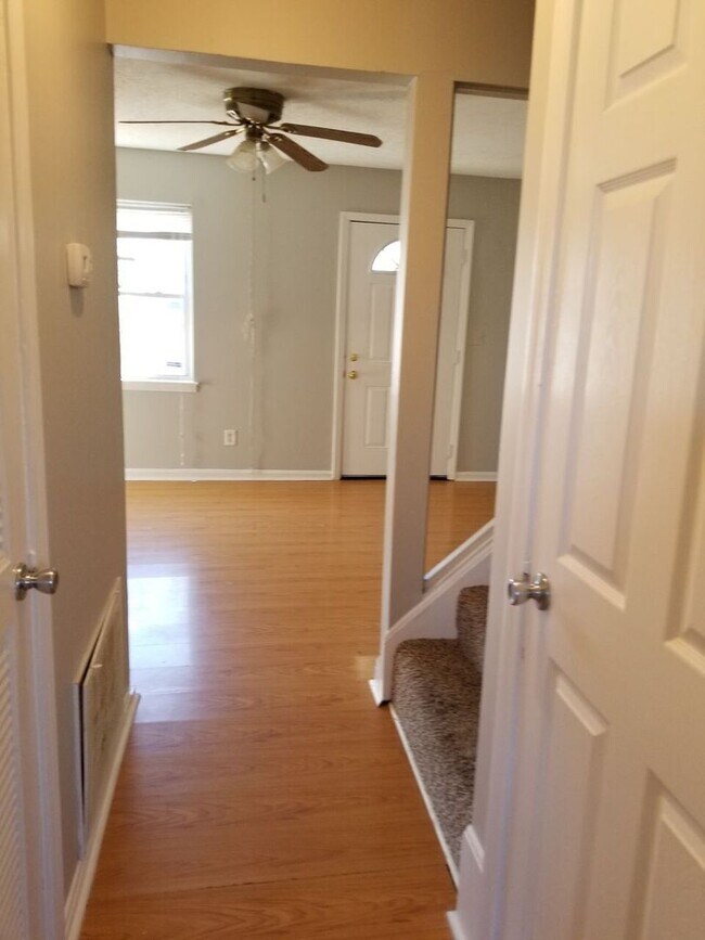 Building Photo - 2 bedroom, 1 bathroom town house located in the heart of Fern Creek