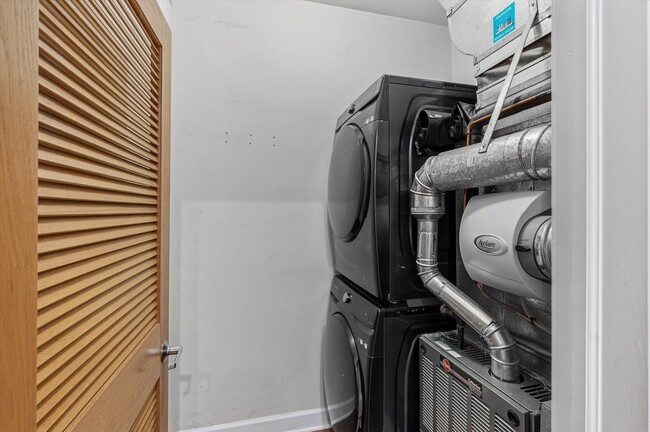 Building Photo - 221 E Cullerton St