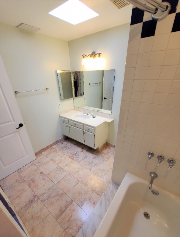 Building Photo - 4365 McLaughlin Ave