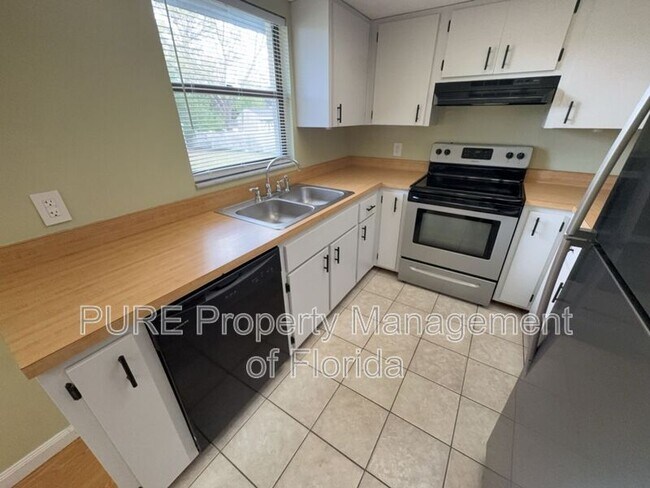 Building Photo - 9 Banyan Course Run