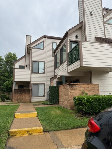 Building Photo - 2301 Basil Dr