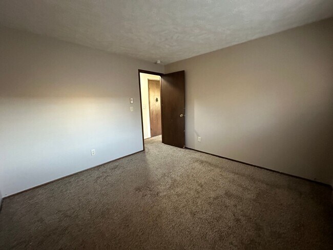 Building Photo - L972