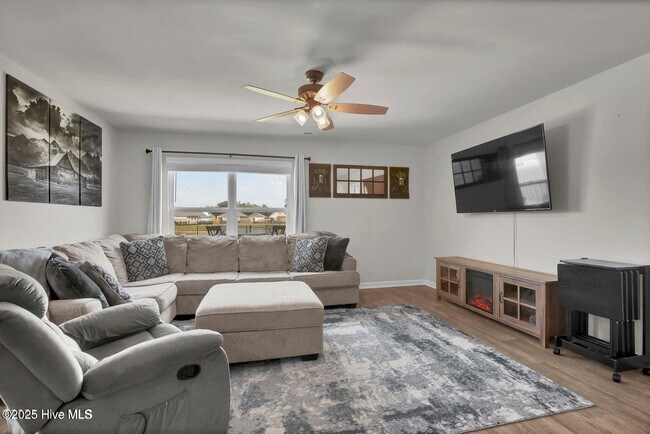 Building Photo - 519 Birdsong Dr