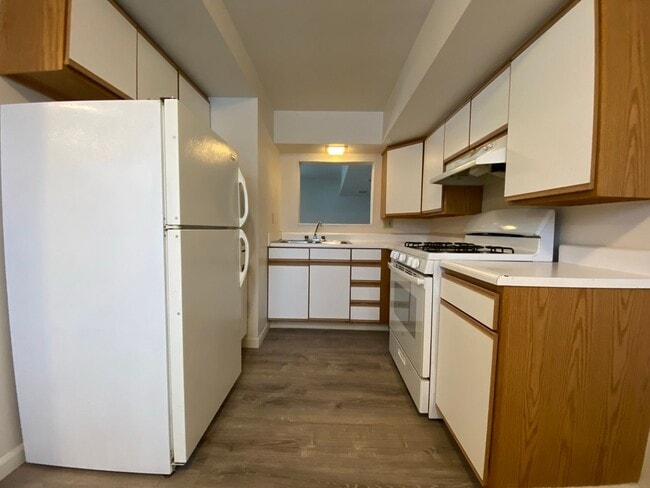 Primary Photo - Amazing Two Bedroom Townhouse in Zelienopl...