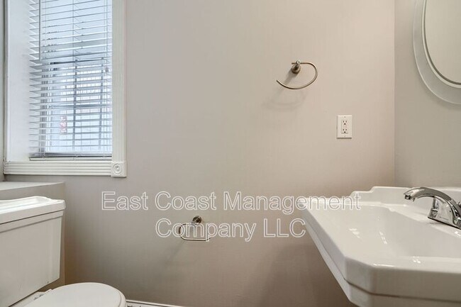 Building Photo - 1122 Scott St