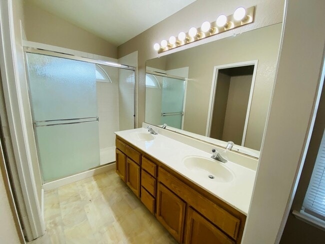 Building Photo - Fresh & Clean!!