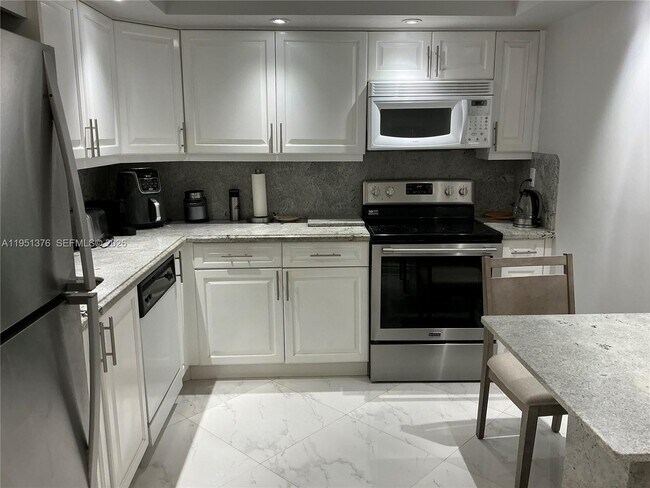 Building Photo - 400 Leslie Dr