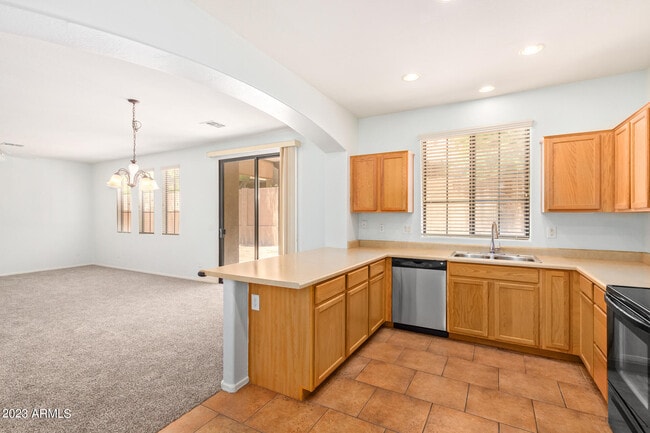 Building Photo - 2390 W Sleepy Ranch Rd