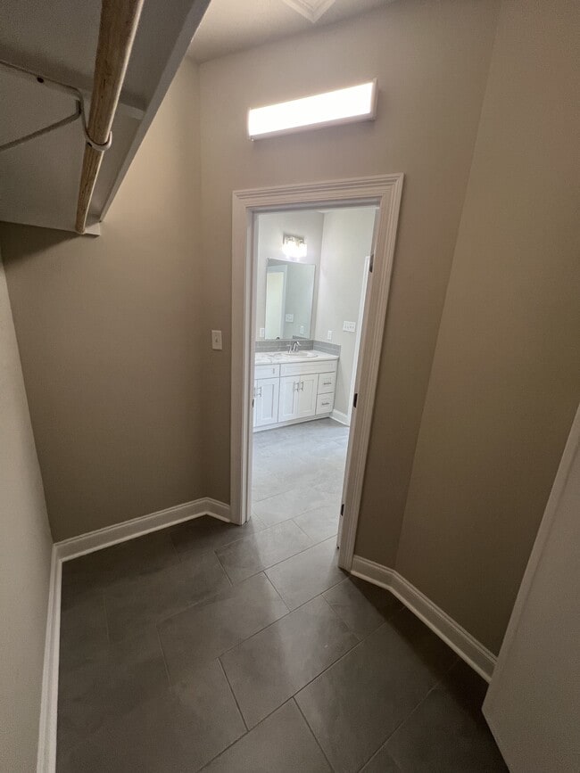 Building Photo - 113 Firethorn Dr