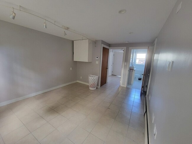 Building Photo - 5 Greenleaf Cir
